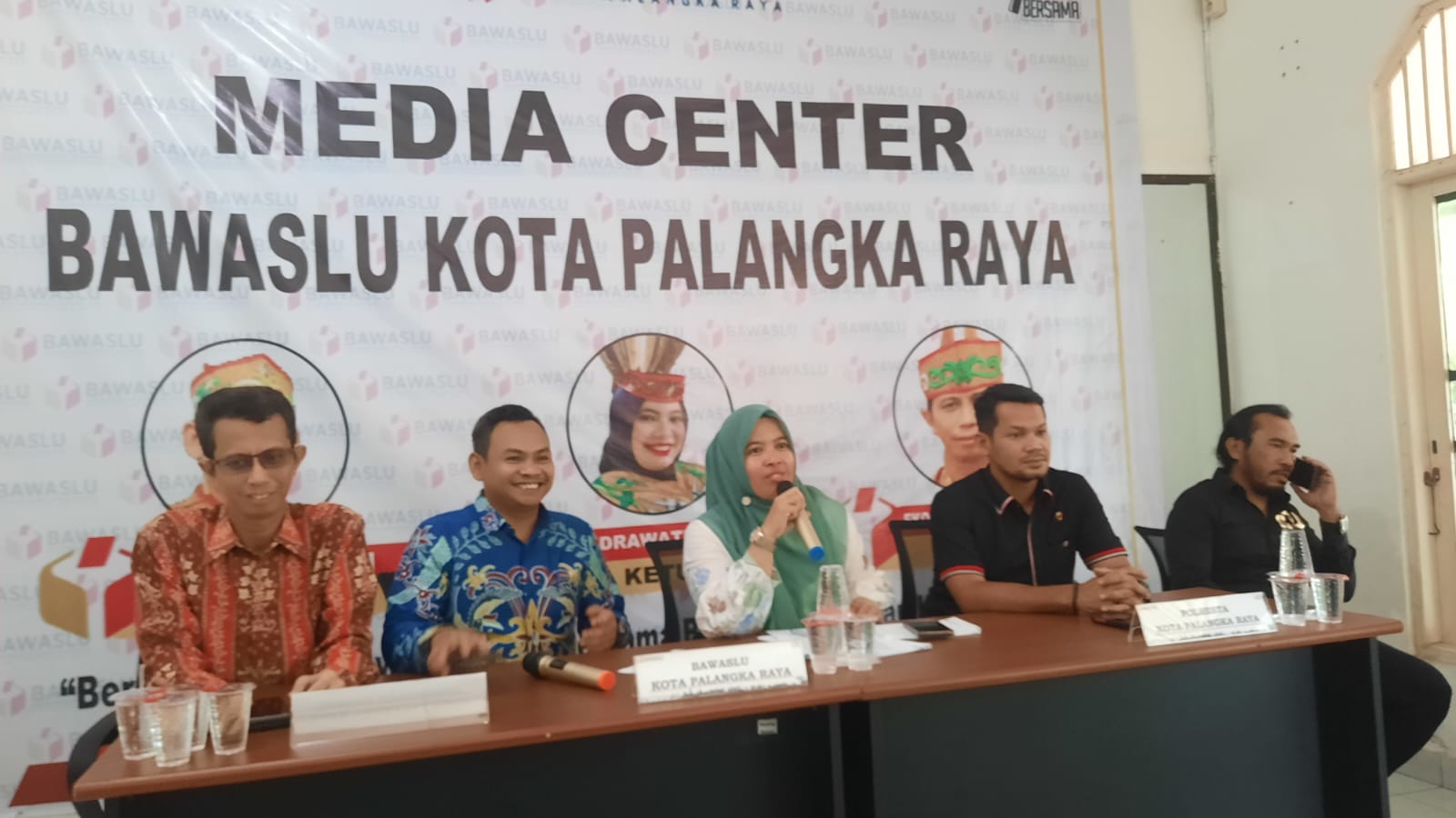 Ketua Bawaslu Kota Palangka Raya Endrawati (tengah) bersama Kasat Reskrim Polresta Palangkaraya Kompol Ronny M Nababan (kanan) Pasangan Kekasih di Palangka Raya Ditetapkan Tersangka Penyalahgunaan Hak Pilih