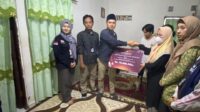 KPU Palangka Raya Serahkan Uang Santunan Ke Ahli Waris Anggota KPPS yang Meninggal
