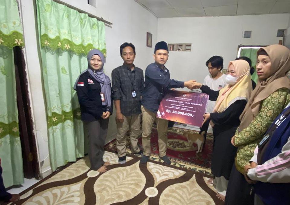 KPU Palangka Raya Serahkan Uang Santunan Ke Ahli Waris Anggota KPPS yang Meninggal