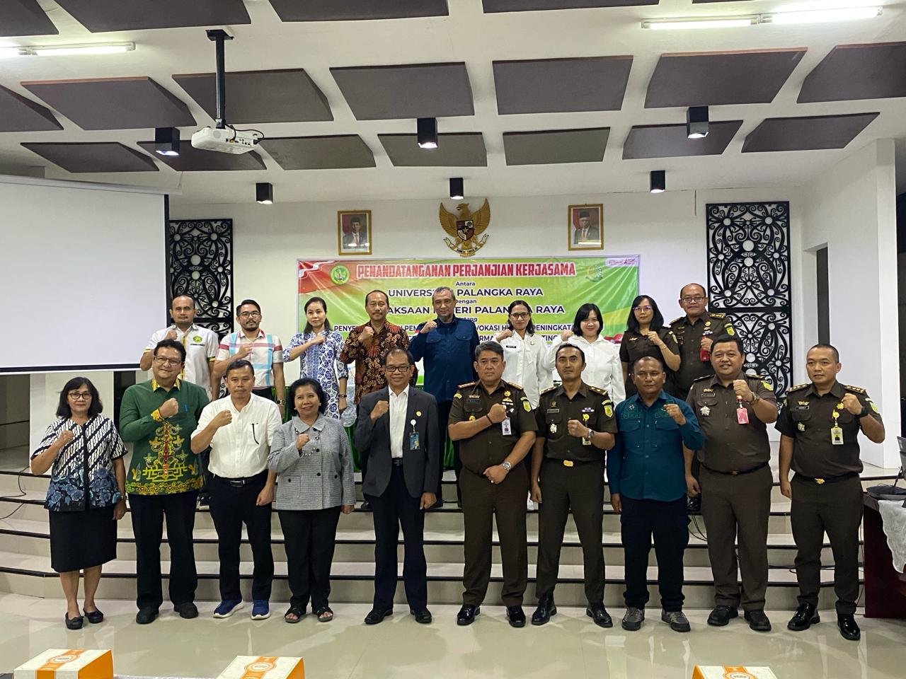 Kejari Palangka Raya Bersama UPR Tandatangani Perjanjian Kerjasama