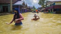 sejumlah-warga-menerobos-banjir-yang-merendam-permukiman-di-jalan_210515134135-118