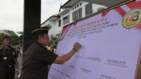 Kepala Kejaksaan Negeri Palangka Raya, Andi Murji Machfud saat menendatangani komitmen bersama WBK 2024 Kejari Palangka Raya Komitmen Wujudkan WBK 2024